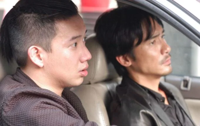 《无间道》(2002 第一部)傻强角色参考图片;车内合照,杜汶泽在左、梁朝伟在右;来源图注明确确认两位演员