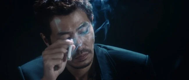 《无间道》(2002 第一部)黄志诚角色参考图片;黄秋生深色西服、吸烟画面